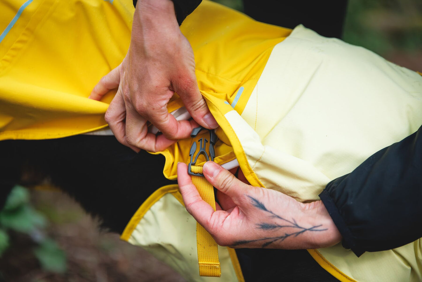 Impermeable Para Perros Sun Shower™ - Resistente al Agua y Viento - Mineral Yellow | Ruffwear®